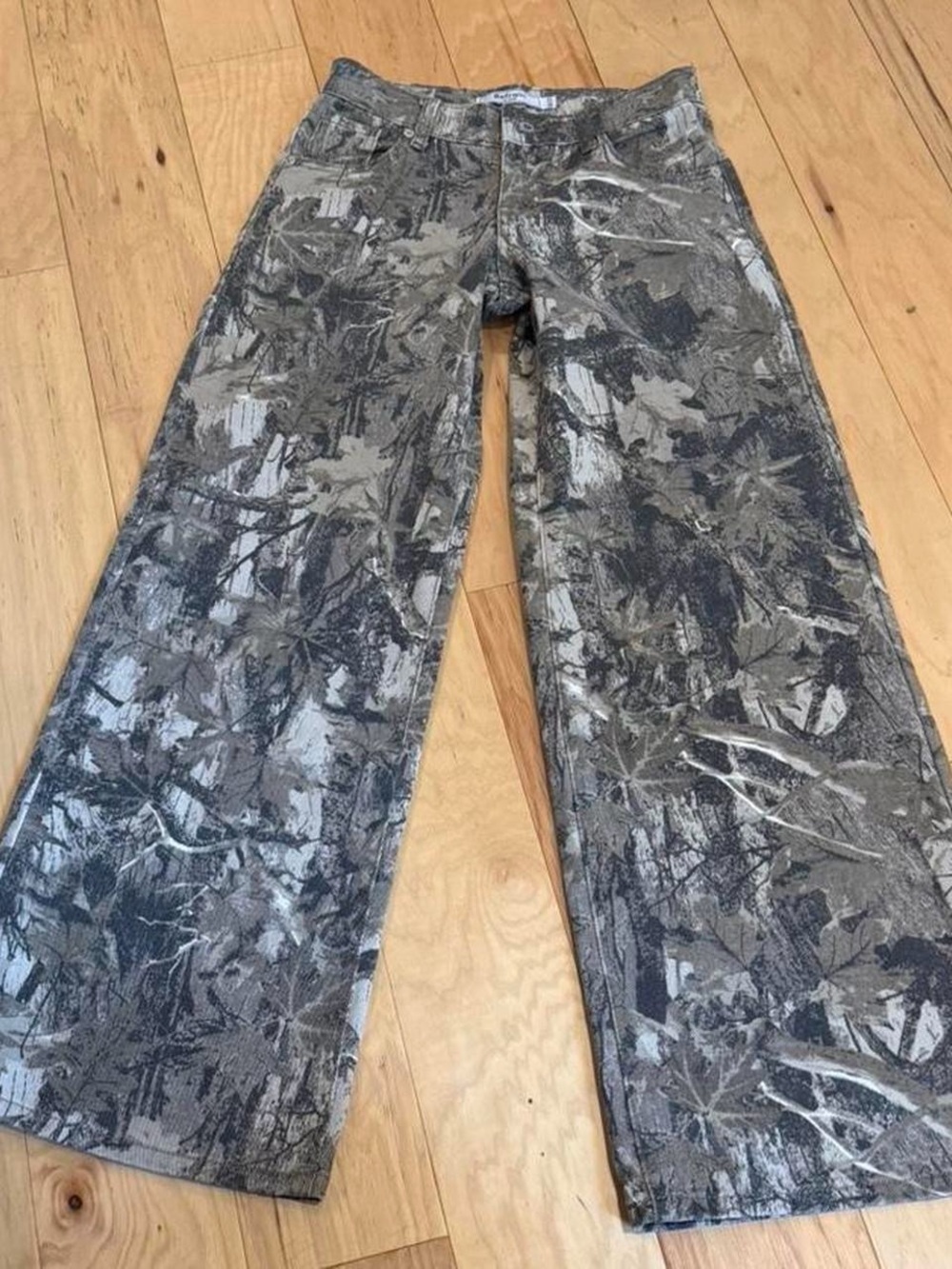 Low rise Wide Leg Jeans in Green Camouflage Print